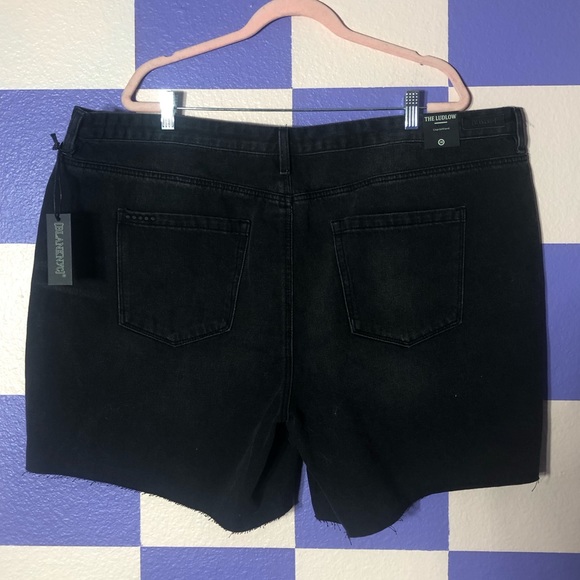 NWT Blank NYC Crop Girlfriend Shorts in Black - Size 24W - Picture 3 of 6